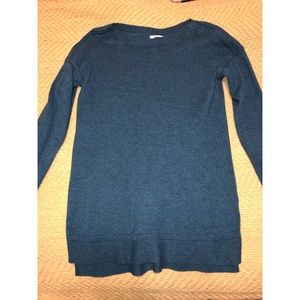 Long sleeved blue tunic sweater